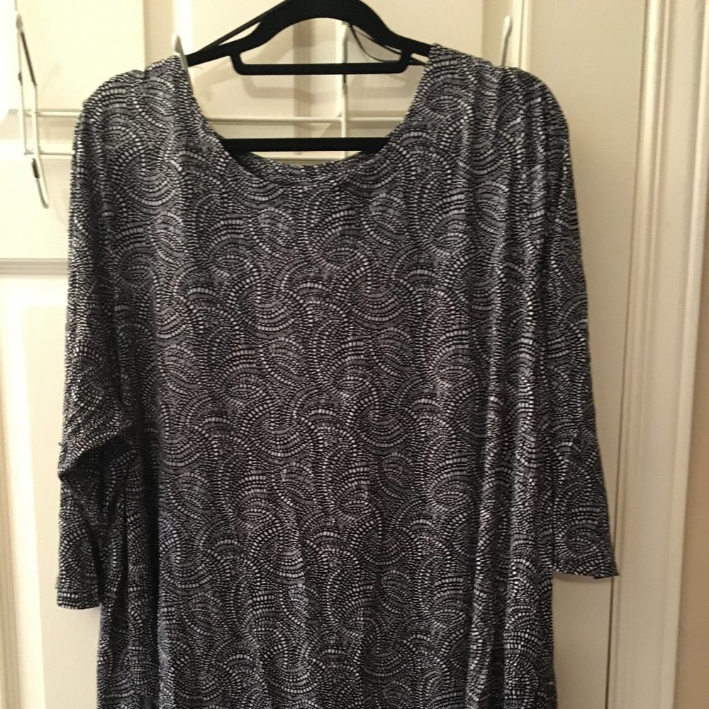 Casual Plus size black and white, long sleeve stretchy top.